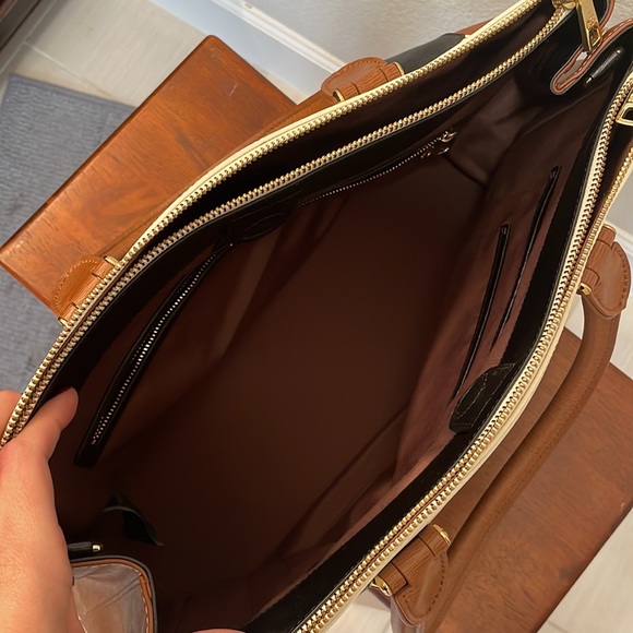 Ralph Lauren leather purse. - Picture 3 of 5